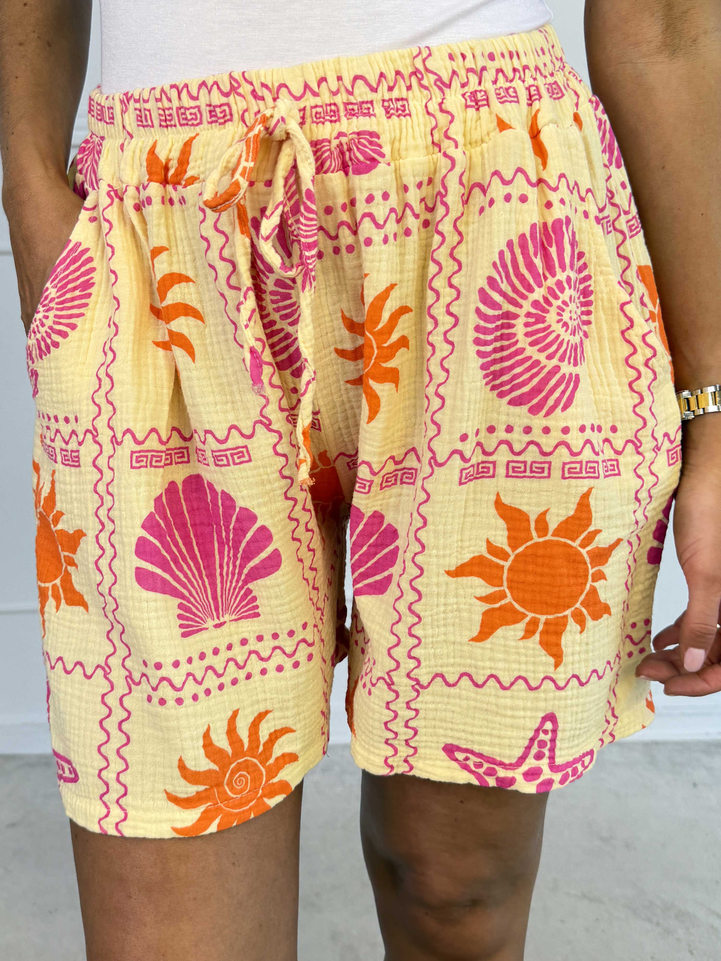 Stevie Summer - Plus size shorts i bomulds musselin-stof med sommermotiver